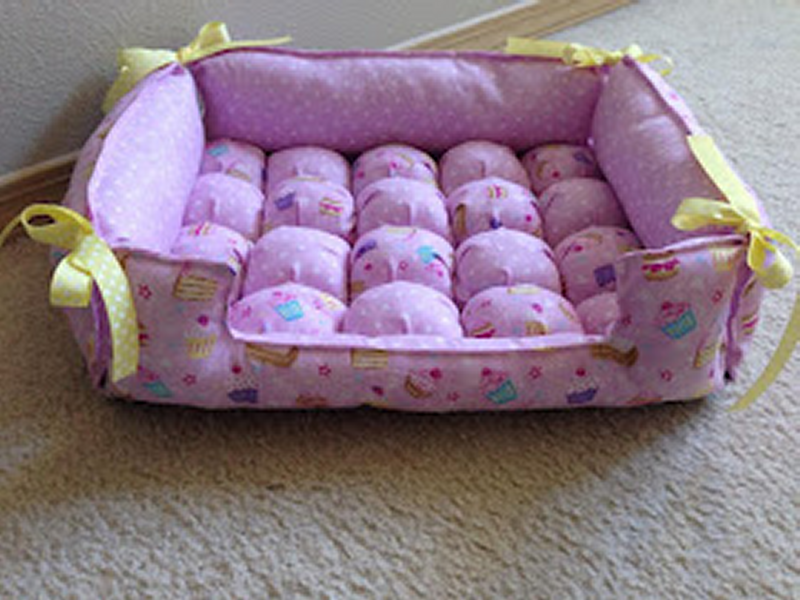 "Puff Quilt Pet Bed Tutorial" is a Free Quilted Pet Bed Pattern designed by Deda from Quilts by Deda!